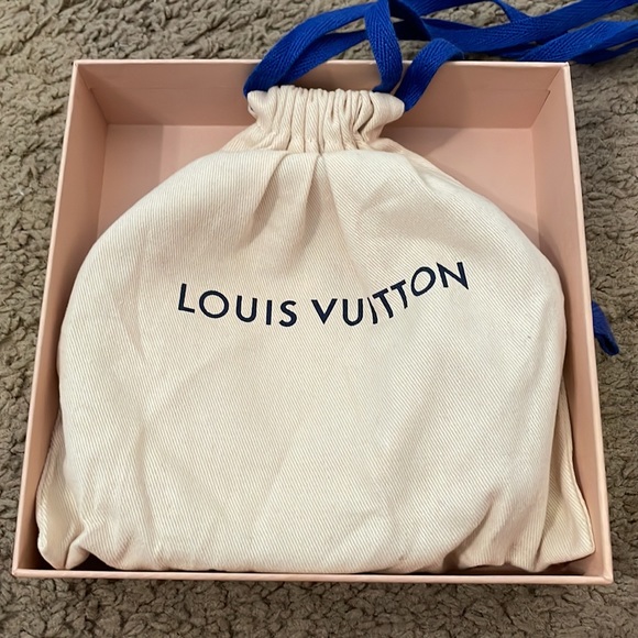 28” Louis Vuitton reversible belt. Brown and pink color. Silver LV symbol. - Picture 2 of 4